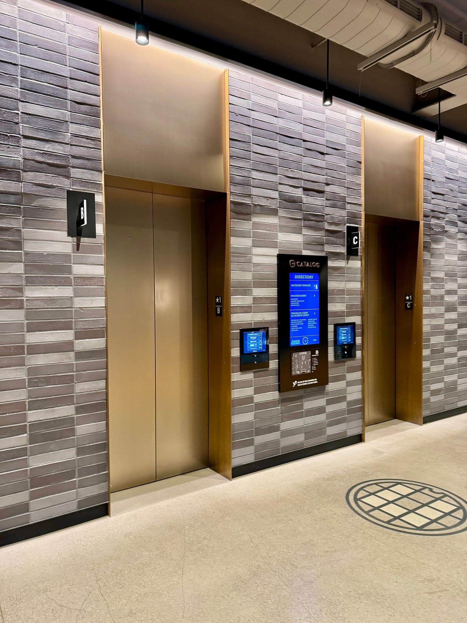 Lift and lobby screens in a business centre on Elizabetes iela, 8 screens — Klusais centrs, Riga